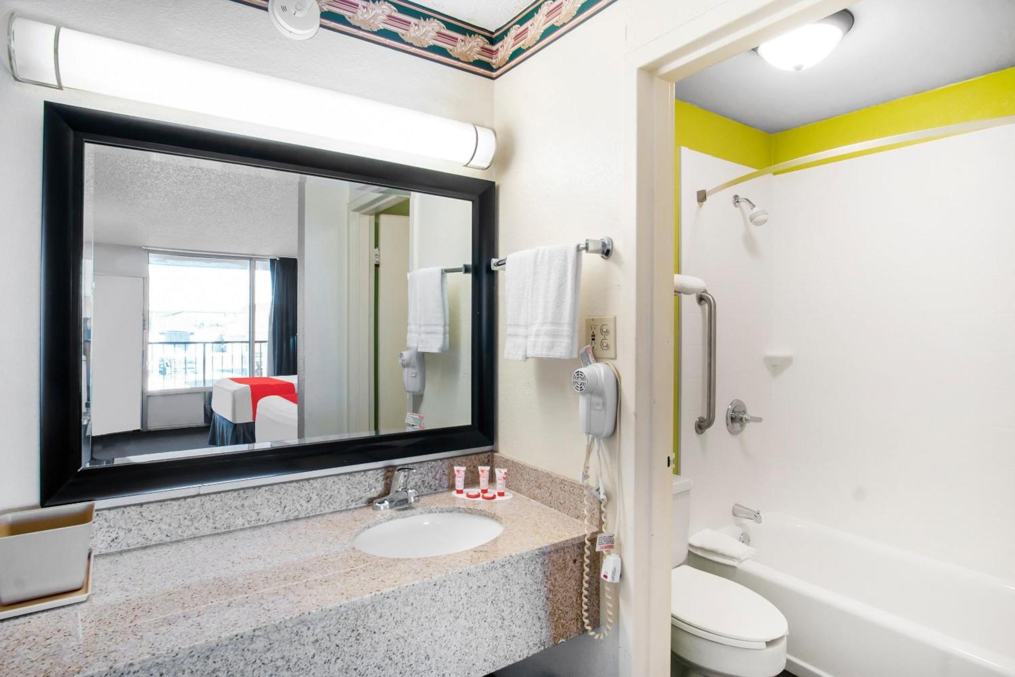 Oyo Hotel Oklahoma City South I-35 And Se 29Th Екстер'єр фото